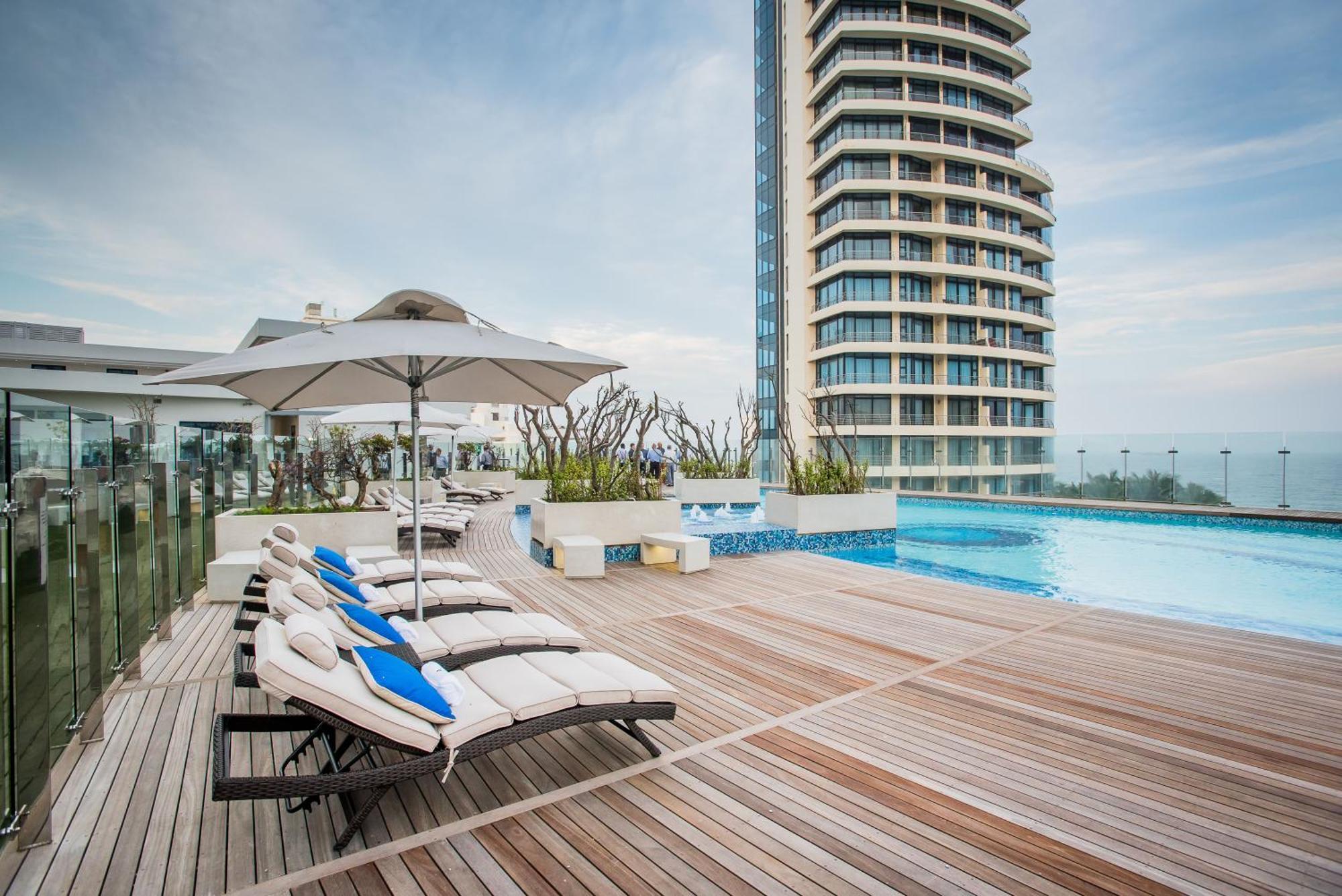 The Capital Pearls Hotel Durban Luaran gambar The swimming pool at the hotel