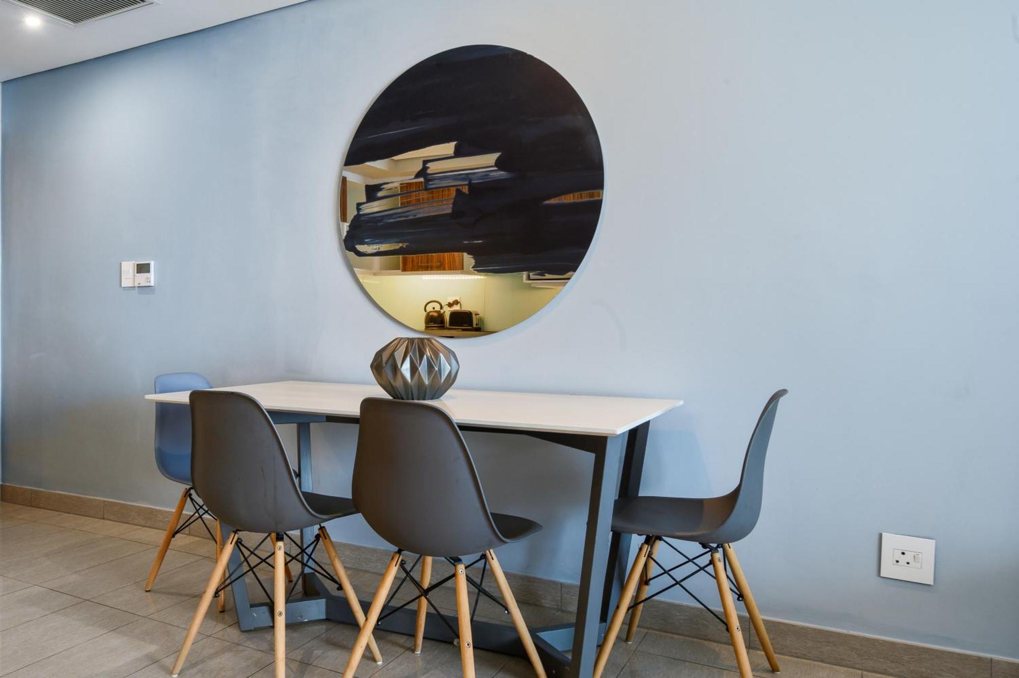 The Capital Pearls Hotel Durban Luaran gambar A dining room with a table and chairs